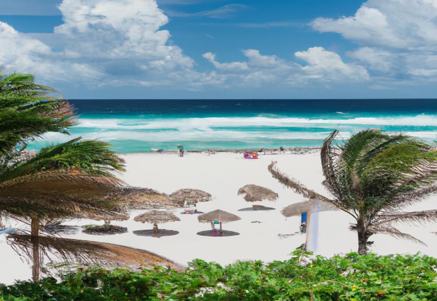 Overview of the high season in Cancun from December to April, with crowded beaches and higher prices 